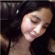 Profesora de ingles imparte clases a alumnos de todas las edades